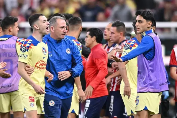 ¡El escudo no se toca! Así se encaró Álvaro Fidalgo con 'Pollo' Briseño en el Clásico Nacional