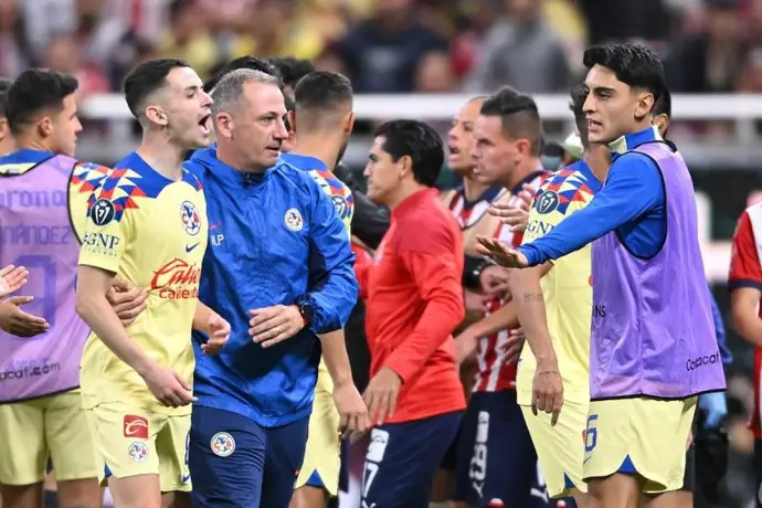 ¡El escudo no se toca! Así se encaró Álvaro Fidalgo con 'Pollo' Briseño en el Clásico Nacional