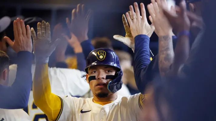 Cerveceros superan 12-4 a Marineros, con jonrones del venezolano Contreras y el dominicano Adames