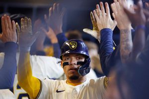 Cerveceros superan 12-4 a Marineros, con jonrones del venezolano Contreras y el dominicano Adames