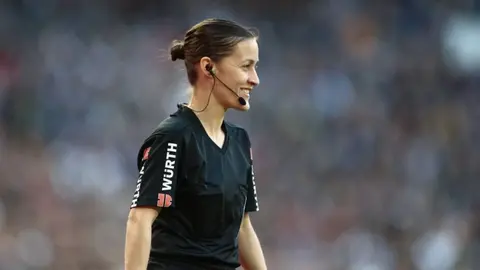 Árbitra asistente es retirada en camilla del Betis vs Athletic tras golpearse con una cámara