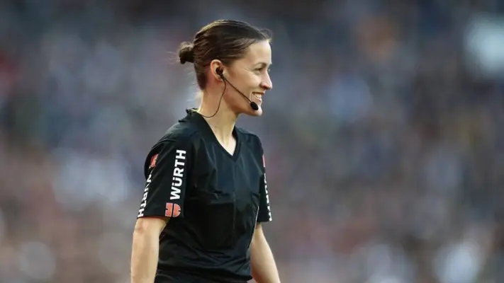 Árbitra asistente es retirada en camilla del Betis vs Athletic tras golpearse con una cámara