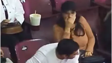 Tomateros comparte video donde rechazan a una aficionada en la Kiss Cam
