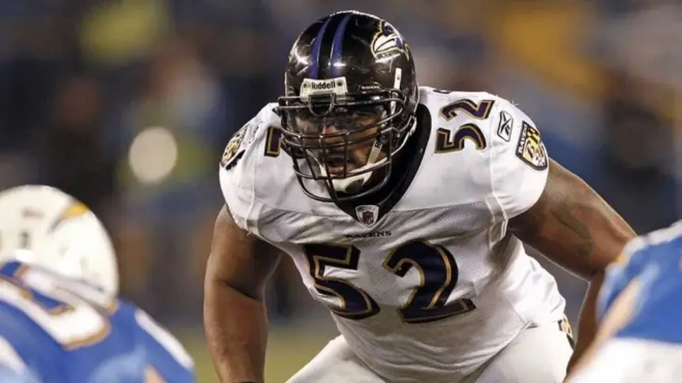 Aficionados de los Ravens aplauden la seriedad de Ray Lewis durante el Flag del Pro Bowl