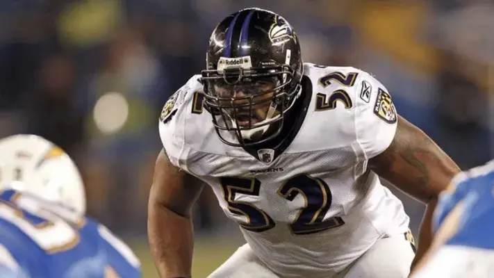Aficionados de los Ravens aplauden la seriedad de Ray Lewis durante el Flag del Pro Bowl