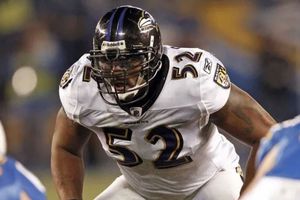 Aficionados de los Ravens aplauden la seriedad de Ray Lewis durante el Flag del Pro Bowl