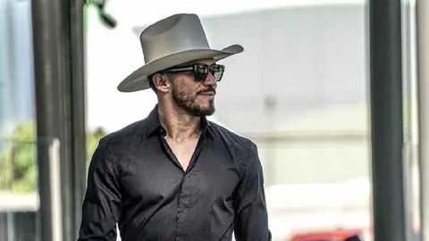 ¡Tremendo outfit! Henry Martin presume atuendo inspirado en Carin León