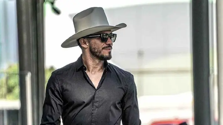 ¡Tremendo outfit! Henry Martin presume atuendo inspirado en Carin León