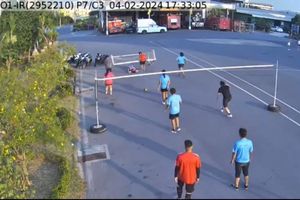 Joven muere en partido callejero de futbol al caerle una portería encima