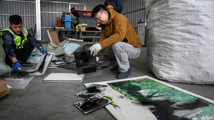 Una fábrica en China destruye fotos de bodas para ayudar a personas que quieren olvidar su matrimonio