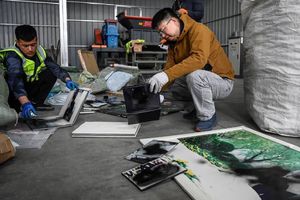 Una fábrica en China destruye fotos de bodas para ayudar a personas que quieren olvidar su matrimonio