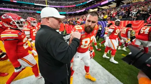 ¡Que alguien lo calme! Travis Kelce estalló contra Andy Reid tras 'fumble' de Pacheco
