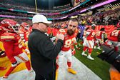 ¡Que alguien lo calme! Travis Kelce estalló contra Andy Reid tras 'fumble' de Pacheco