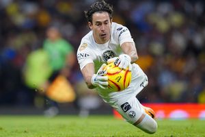 ¡Vaya gesto! Óscar Jiménez conmueve en el Clásico Nacional al regalar guantes a fan de Chivas