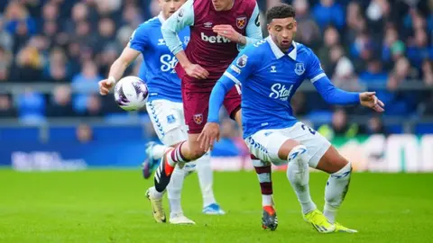 Leyenda de la Premier League se rinde ante Edson Álvarez: "Realmente impresionante"