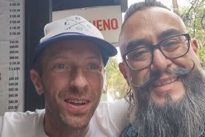 Captan a vocalista de Coldplay en barbería de la Ciudad de México