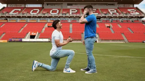 Josh Cavallo, jugador del Adelaide de Australia, le pide matrimonio a su novio en el estadio