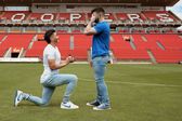 Josh Cavallo, jugador del Adelaide de Australia, le pide matrimonio a su novio en el estadio