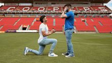 Josh Cavallo, jugador del Adelaide de Australia, le pide matrimonio a su novio en el estadio