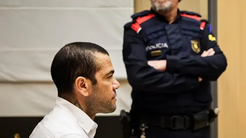 Feministas 'celebran' sentencia de Dani Alves en España gracias a la Ley Solo Sí es Sí