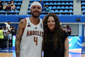 Jesse Huerta, de Jesse y Joy, debutó como basquetbolista profesional