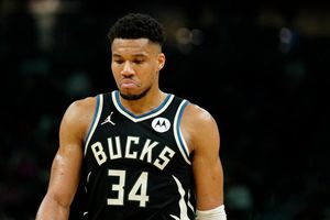 Giannis Antetokounmpo se perderá los tres juegos restantes de temporada regular por lesión