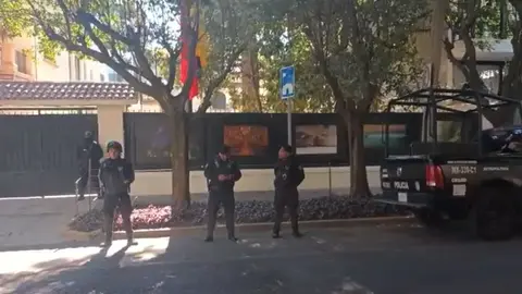 Convocan a protesta en la Embajada de Ecuador en México; Policía ya la resguarda