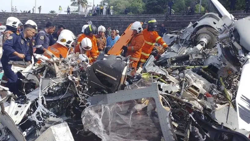 Video: Helicópteros militares se estrellan en pleno entrenamiento