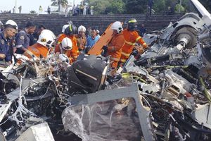 Video: Helicópteros militares se estrellan en pleno entrenamiento