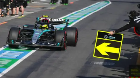 Lewis Hamilton señaló que el W15 tiene momentos prometedores, pero "desaparecen"