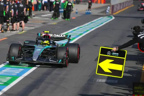 Lewis Hamilton señaló que el W15 tiene momentos prometedores, pero "desaparecen"