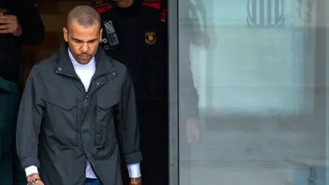 Dani Alves compareció por primera vez desde que salió en libertad