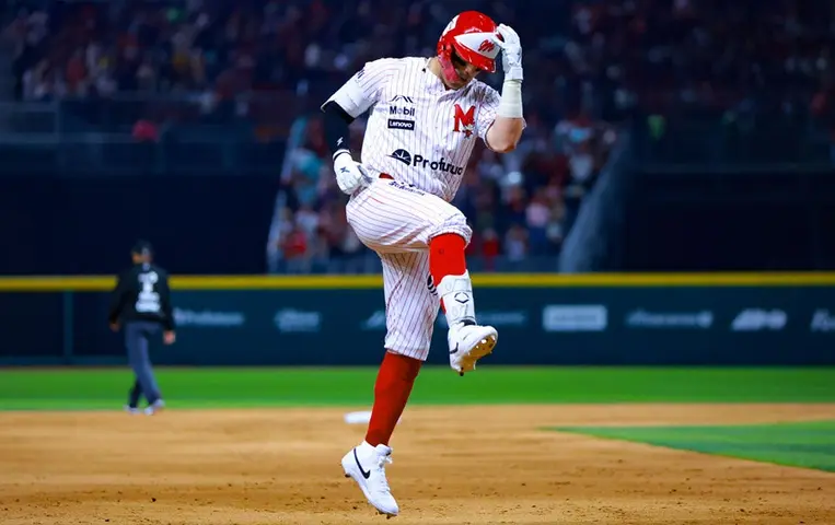 Julián Ornelas celebra uno de sus dos cuadrangulares l AP
