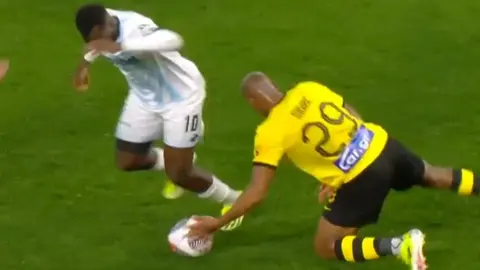 ¡La ‘muertinha’ en Grecia! Emulan jugada de Joel Huiqui en Europa