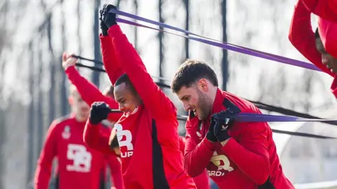Histórico jugador de Feyenoord criticó duramente a Santiago Giménez: "Que no le den el balón"