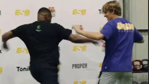 Jon Jones deja en muletas a un fan luego de haberlo pateado en la pierna