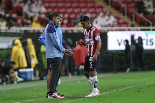 'Pocho' Guzmán negó haber golpeado a Veljko Paunovic: "Eso a nadie se lo perdonan"