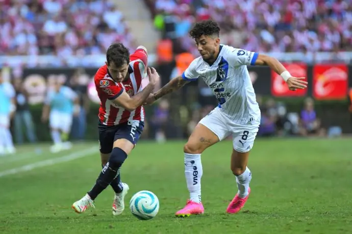 Chelís se burla de Chivas previo a duelo ante Rayados: 'Se irán con puntos pero de sutura'