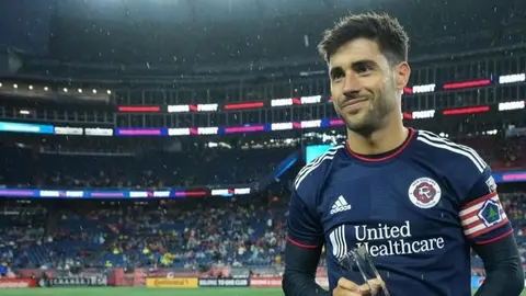 Carles Gil, del New England, manda mensajito a América: 'Aquí van a sufrir'
