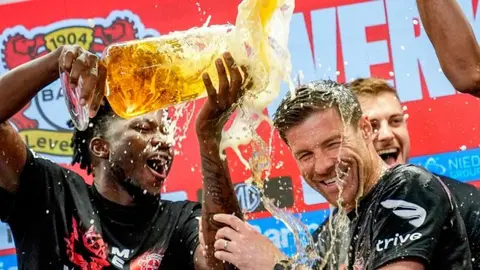 Jugadores de Leverkusen bañaron de cerveza a Xabi Alonso en plena conferencia