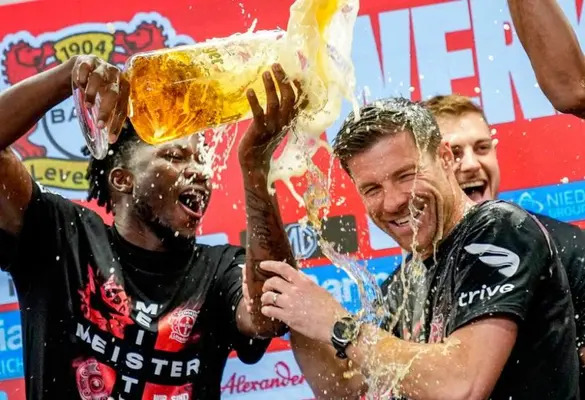 Jugadores de Leverkusen bañaron de cerveza a Xabi Alonso en plena conferencia