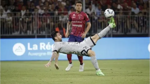 Abuela narró e 'imitó' la chilena de Messi que implsó triunfo del PSG