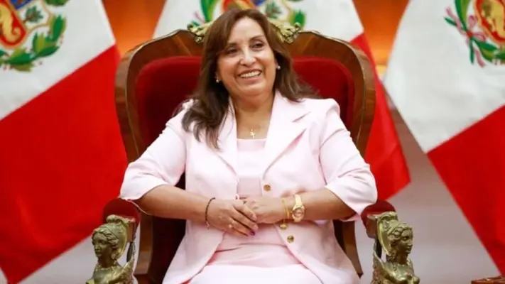 Allanan casa de Dina Boluarte, presidenta de Perú, en busca de unos relojes marca Rolex