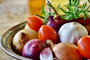 Los precios del jitomate y la cebolla en aumento, gracias a la inflación