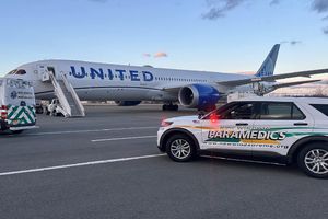 Avión aterriza de emergencia tras turbulencia severa; hay 22 personas afectadas