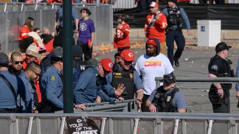 NFL: Aficionados de Chiefs derribaron a una presunta persona implicada en el tiroteo