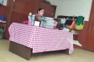 Remueven de su puesto a maestra que avienta cuadernos de sus alumnos al suelo