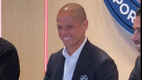 Chicharito da a conocer a quién le mandó un beso ante las cámaras de Chivas