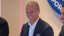 Chicharito da a conocer a quién le mandó un beso ante las cámaras de Chivas