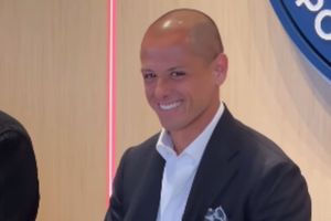 Chicharito da a conocer a quién le mandó un beso ante las cámaras de Chivas